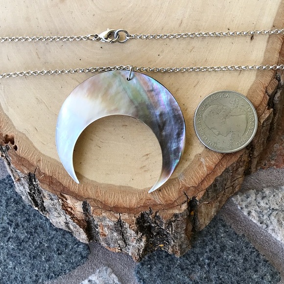 Genuine Mother of pearl crescent moon necklace - Picture 2 of 8